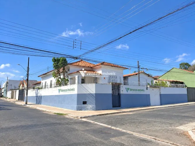 Casa Comercial de Esquina com 09 salas e 611,5m² para Venda | Bairro Centro