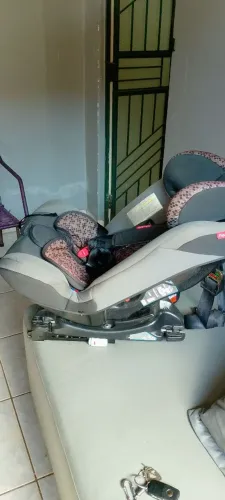 Vendo cadeirinha de carro para criança até 36 kg regulável marca Fisher price 