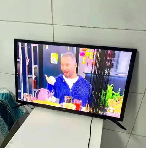 Samsung 32? SMART - SÓ ESTÁ COM ESSAS LINHAS NA TELA, mas não interfere em nada!!