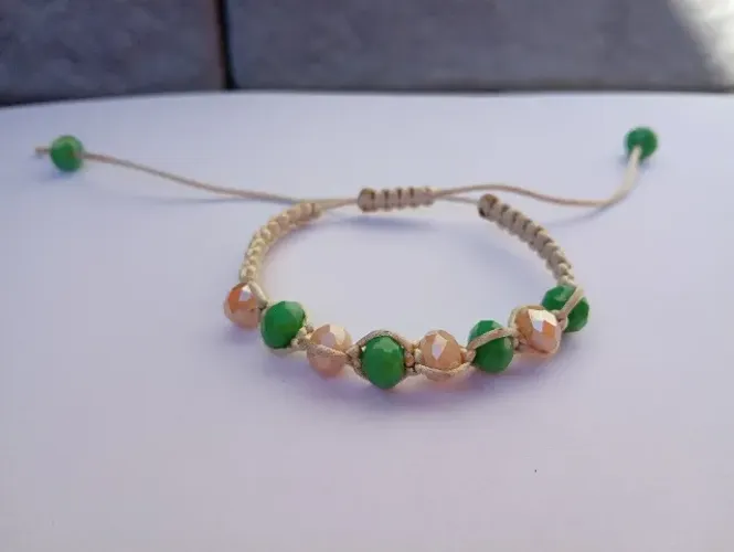 Pulseira Artesanal em Macramê com Cristais Facetados Ajustável