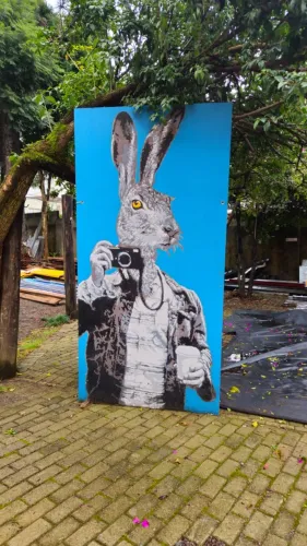 OBRA EM STENCIL "MISTER HARE" SÉRIE "HÍBRIDOS" POR @ARTESTENCIVA