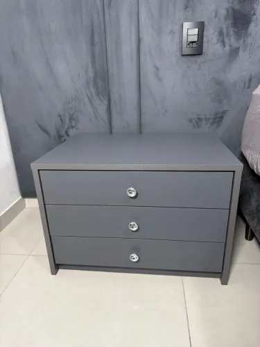 2 Aparadores, mesa de cama, comoda cinza