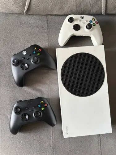 Xbox Series S 512 + 3 Controles + Base de Carregamento