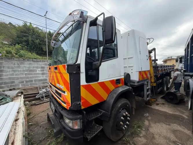 Iveco 230e24 Munck 3,5T - bate estaca C/ Cab. Suplementar 