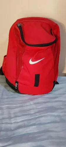 Mochila Nike Club Team Swoosh Backpack em vermelho.