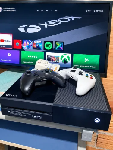 XBOX ONE +2 CONTROLES