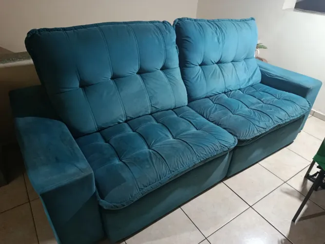 Sofá de Tecido Suede + Capa Preto em Tecido em excelente estado