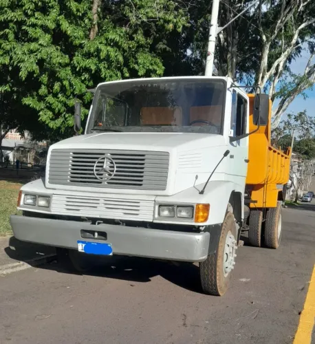 Caminhão Mercedes LK1414 com caçamba