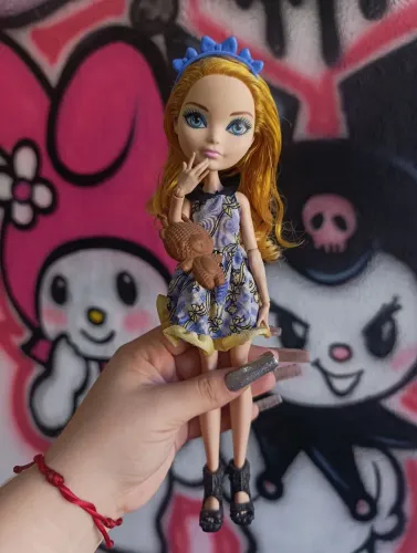 Boneca Blondie Lockes de Ever After High Original com Acessórios
