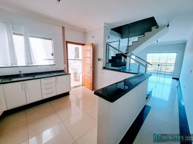 Apartamento Duplex com 3 Quartos, Elevador e 2 Vagas a 400 Metros da Praia Nova Peruíbe