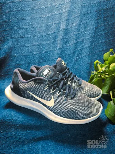 Nike Roshe Run preto com swoosh branco
