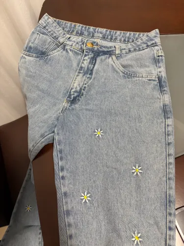 Calça mom jeans margaridas bordadas 