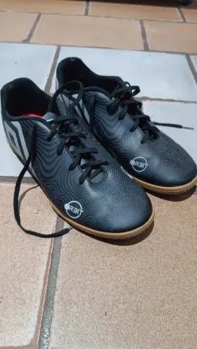 Chuteira de futsal usada