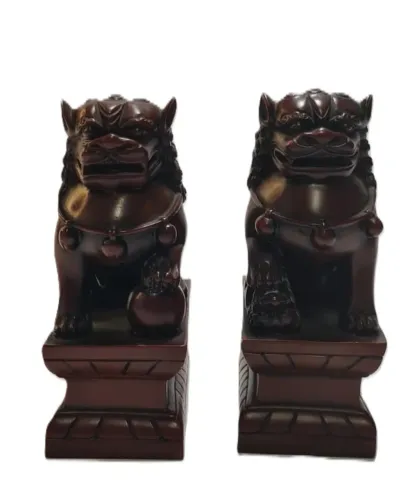 Par de estatuas de Leões Guardiões Chineses em resina com acabamento que simula madeira es