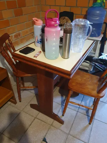Mesa madeira, rack e armario