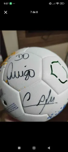 Bola de futebol autografada pelo jogador Cafu 