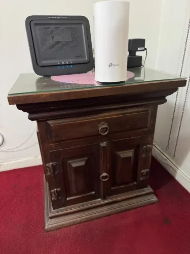 Mesa de Cabeceira em Madeira Maciça com Tampo de Vidro - 1 Gaveta e 2 Portas