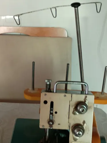 Máquina overclock semi industrial,revisada e acompanha 3 correias novas, valor r$ 500,00