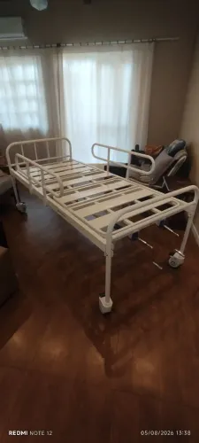 Cama hospitalar articulada manual com colchão pneumático.