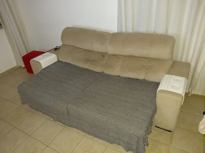 Combo Sala: Sofá Retrátil/Reclinável + 2 Puffs Vermelhos + Porta-Copos - Desapego