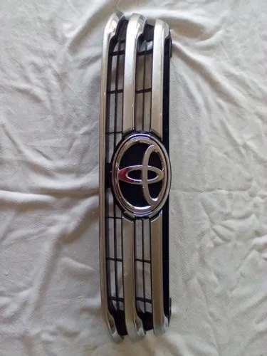 Grade frontal Hilux srx cromado 2016/18 com emblema 