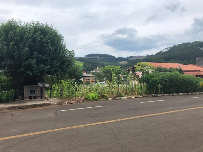 Bairro São João - Terreno em rua asfaltada com escritura pública.