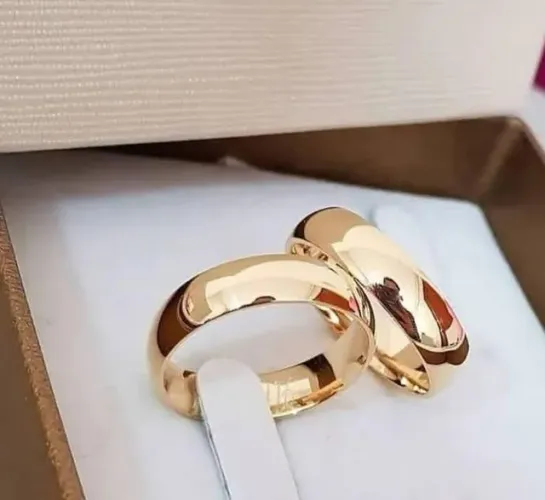 PAR DE ALIANÇA BANHADA A OURO 18K 