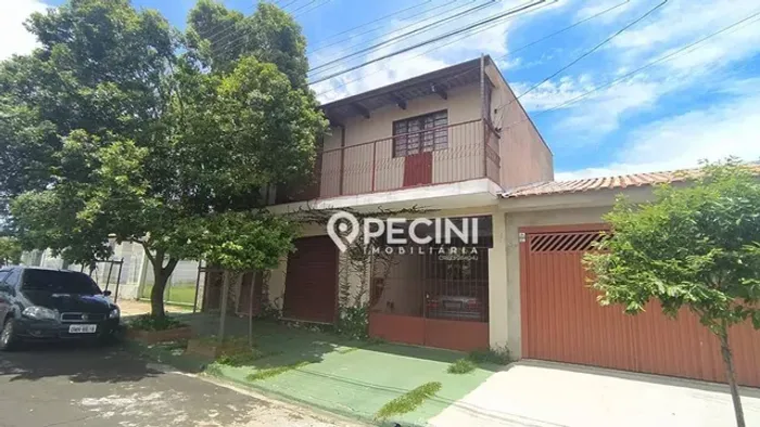 Casa conjugada com salão comercial.