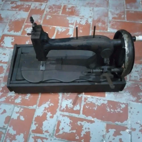 Máquina de Costura Antiga - Peça de Coleção