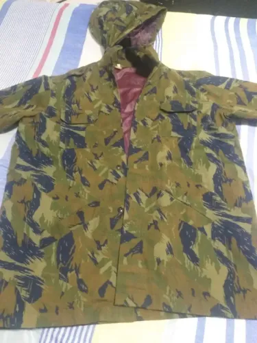 Japona de nylon camuflada, com capuz, nova
