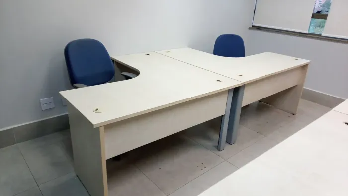 Mesa de escritório em L e cadeiras giratórias
