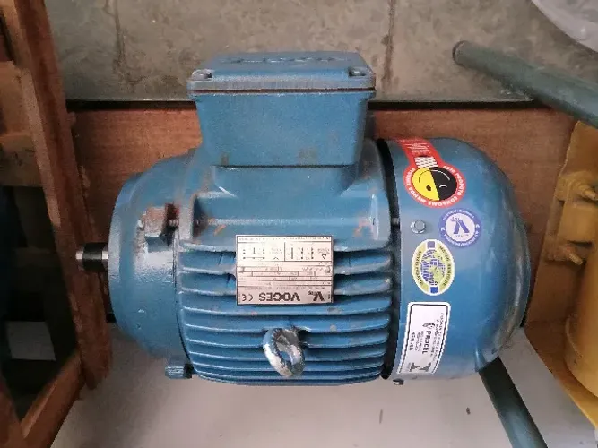 Motor elétrico 7,5 CV trifásico 1745 RPM 220/380 Volts blindado novo marca Voges