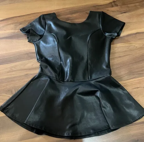 Blusinha courino com babado 
