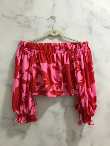 Blusa ciganinha floral rosa e vermelho - Lore