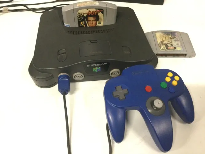 Nintendo 64 com jogos.