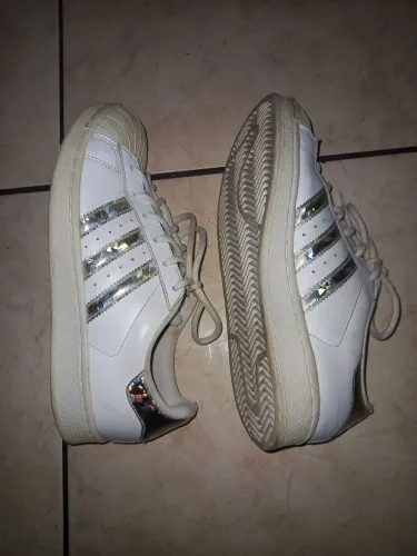 Tênis Adidas Super Stars tamanho 36 feminino forma normal usado