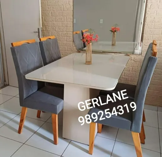 Mesa de Jantar com 4 Cadeiras - Elegância e Conforto