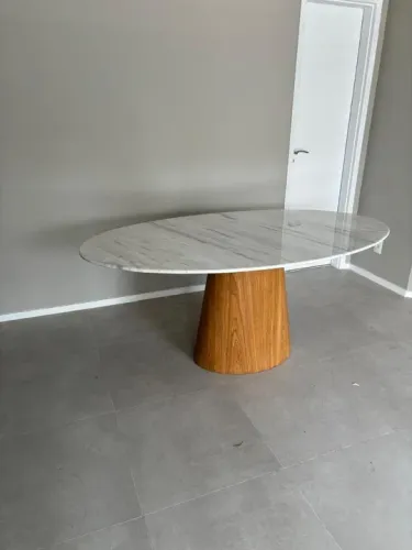 Mesa de Jantar Oval de Mármore com Base em Madeira