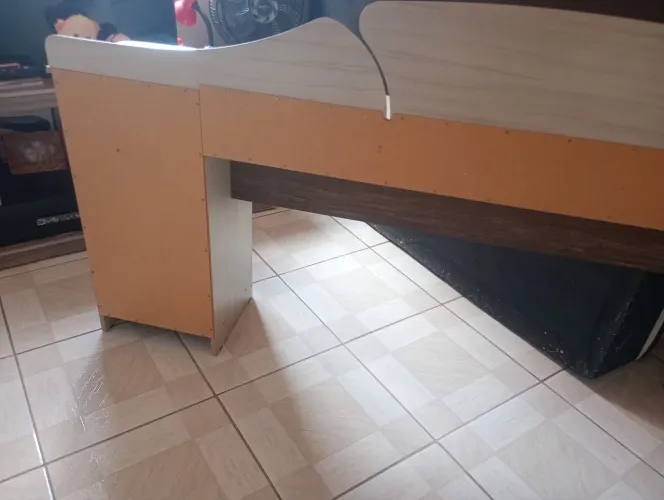 Cabiceira de madeira 