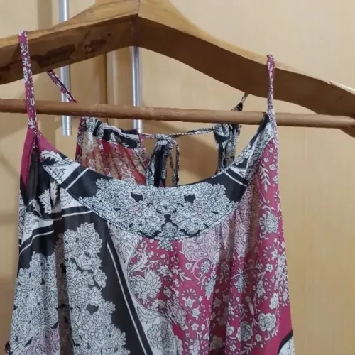 Vestido frente única em crepe estampado com elastico na cintura