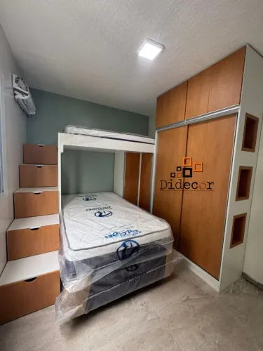 Roupeiro com Cama