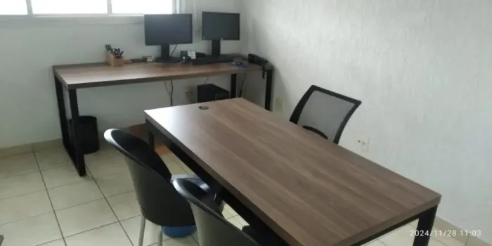 Mesa em MDF, tampão marrom e pés em ferro preto, estilo industrial 1,90x70 cm 