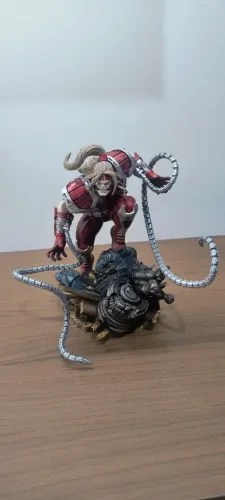 Estátua Ômega Red 1/10 - Iron Studios