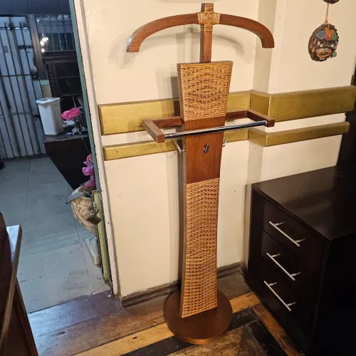 Móveis Cabideiro de Madeira com Detalhes em Palhinha