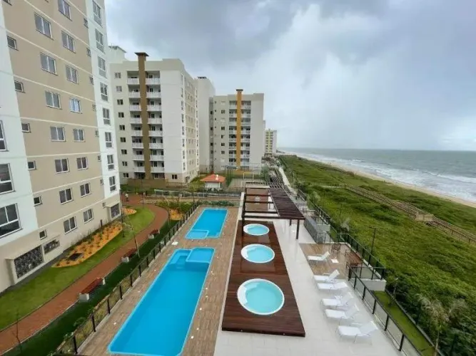 Apartamento em condomínio frente mar com lazer completo