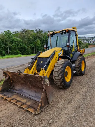 Retro Escavadeira JCB 4cx eco ano 2012 com 8.000 horas tração 4x4