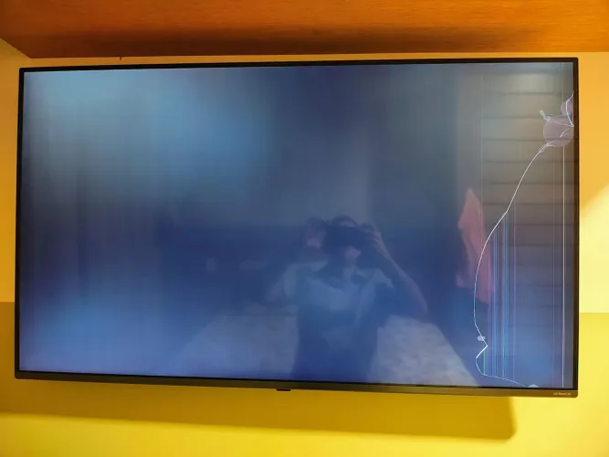 TV LG NanoCell com tela danificada