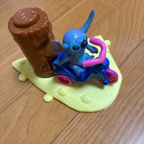Raridade coleção Mc donalds Japão triciclo de Stitch e a icônica boneca tiki havaiana (20