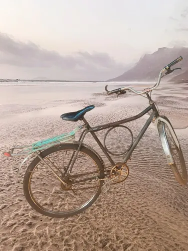 Mornak antiga bicicleta abaixo contato