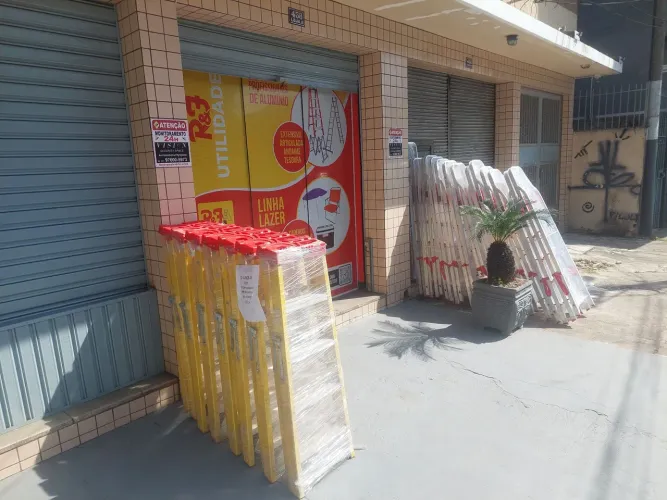 Escadas de Fibra Tesoura Prática BTF - 4 Degraus + Topo Multiuso